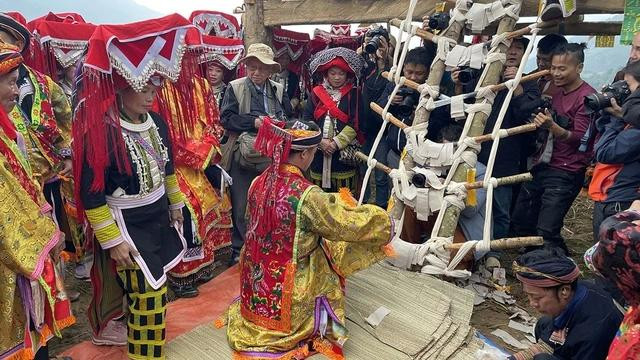 Nghi lễ lãnh chứng nhận cấp sắc 12 đèn dưới lễ đàn - tượng trưng núi Mỹ Sơn Nghi lễ lãnh chứng nhận cấp sắc 12 đèn dưới lễ đàn - tượng trưng núi Mỹ Sơn