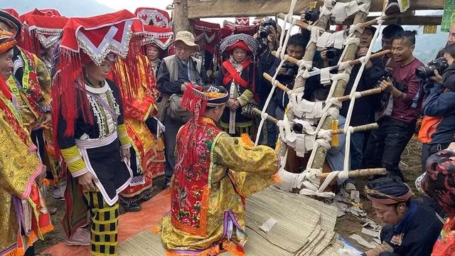 Nghi lễ lãnh chứng nhận cấp sắc 12 đèn dưới lễ đàn - tượng trưng núi Mỹ Sơn