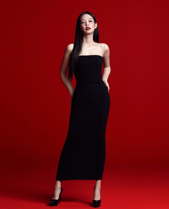 Sự tuột dốc này của chủ nhân bản hit Solo khiến nhiều người bất ngờ bởi trước đó, ca khúc gần nhất của cô khi còn ở YG là You & Me dù không được quảng bá rầm rộ nhưng cũng nhận được những thành tích đáng nể khi "thâu tóm" các bảng xếp hạng iTunes tại ít nhất 53 quốc gia và vùng lãnh thổ trên thế giới. Tại Hàn Quốc, bài hát nhanh chóng đạt vị trí cao tại các bảng xếp hạng danh giá như Bugs, Melon, Genie và Flo Sự tuột dốc này của chủ nhân bản hit Solo khiến nhiều người bất ngờ bởi trước đó, ca khúc gần nhất của cô khi còn ở YG là You & Me dù không được quảng bá rầm rộ nhưng cũng nhận được những thành tích đáng nể khi "thâu tóm" các bảng xếp hạng iTunes tại ít nhất 53 quốc gia và vùng lãnh thổ trên thế giới. Tại Hàn Quốc, bài hát nhanh chóng đạt vị trí cao tại các bảng xếp hạng danh giá như Bugs, Melon, Genie và Flo