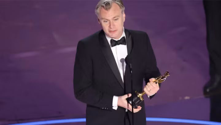 Christopher Nolan nhận giải thưởng Đạo diễn xuất sắc nhất.