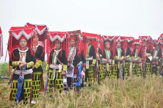 Trang phục của người Dao đỏ Bát Xát với dải yếm chiềm pồng Trang phục của người Dao đỏ Bát Xát với dải yếm chiềm pồng