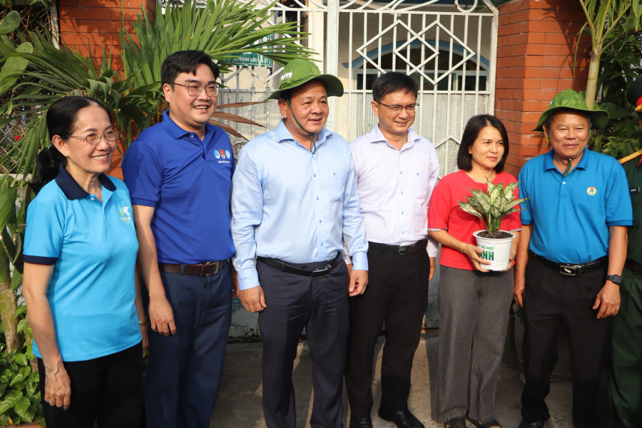 Trong khuôn khổ Ngày Chủ nhật xanh, ban tổ chức trao tặng 150 cây xanh cho người dân địa phương