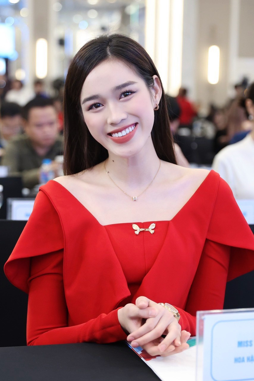 Hoa hậu Việt Nam 2020 trang điểm nhẹ nhàng, thanh lịch. Hoa hậu Việt Nam 2020 trang điểm nhẹ nhàng, thanh lịch.