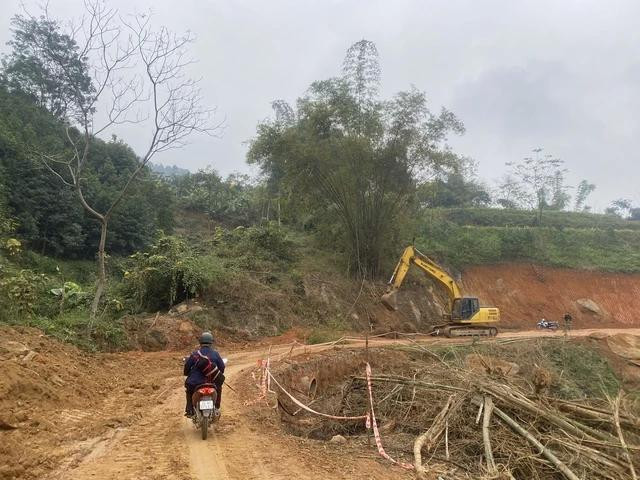 Thầy cúng mang pháp khí sau lưng, người Dao sẽ không vượt mặt thầy cúng khi đi đường