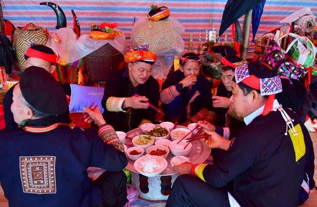 Cái lý “hấp tiu” hai chén của người Dao thật văn minh, không có chuyện ép uống