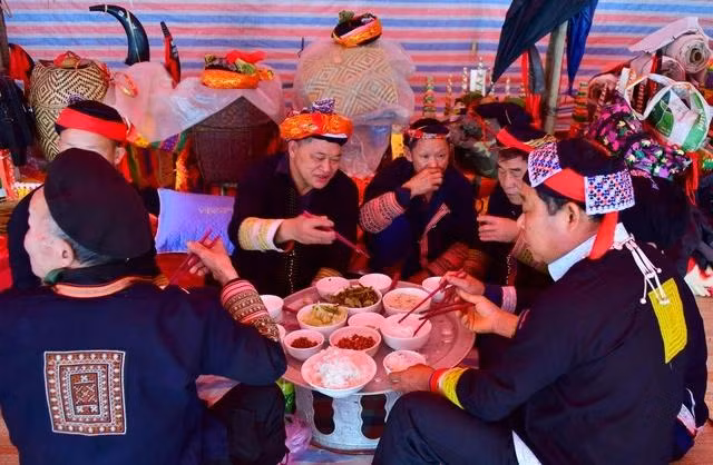 Cái lý “hấp tiu” hai chén của người Dao thật văn minh, không có chuyện ép uống