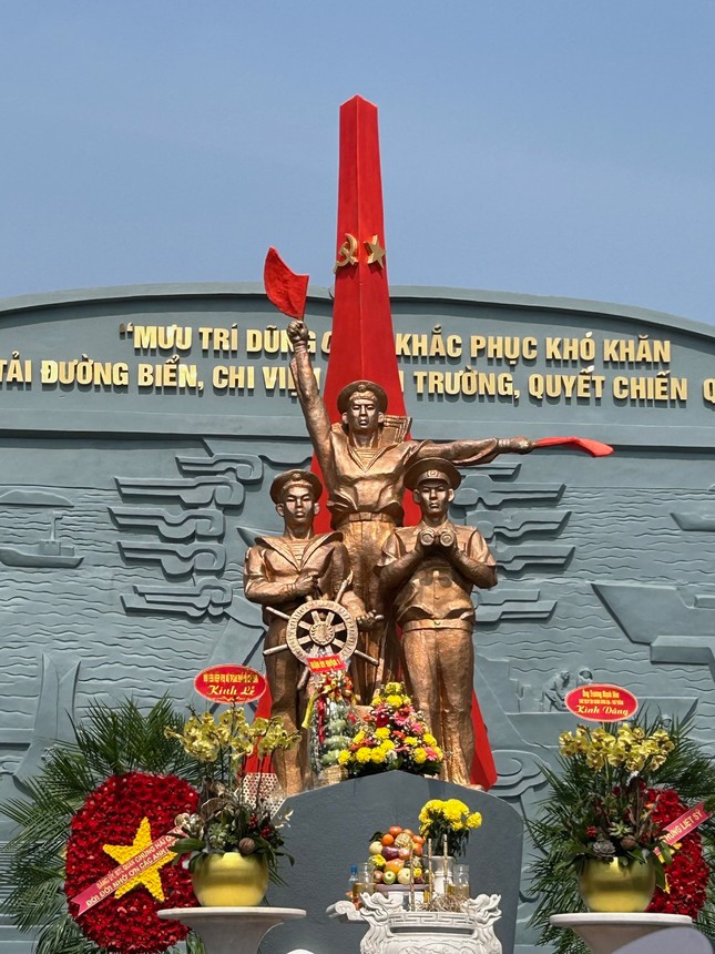 Tượng đài Anh hùng liệt sỹ Đoàn Tàu Không số. Tượng đài Anh hùng liệt sỹ Đoàn Tàu Không số.