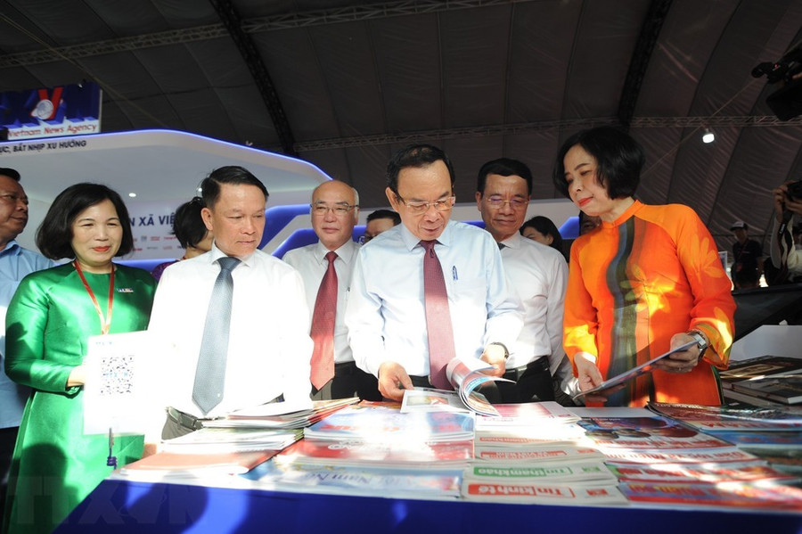 Ủy viên Bộ Chính trị, Bí thư Thành ủy Thành phố Hồ Chí Minh Nguyễn Văn Nên cùng các đại biểu tham quan gian trưng bày của TTXVN tại Hội Báo toàn quốc 2024. (Ảnh: Thu Hương/TTXVN) Ủy viên Bộ Chính trị, Bí thư Thành ủy Thành phố Hồ Chí Minh Nguyễn Văn Nên cùng các đại biểu tham quan gian trưng bày của TTXVN tại Hội Báo toàn quốc 2024. (Ảnh: Thu Hương/TTXVN)