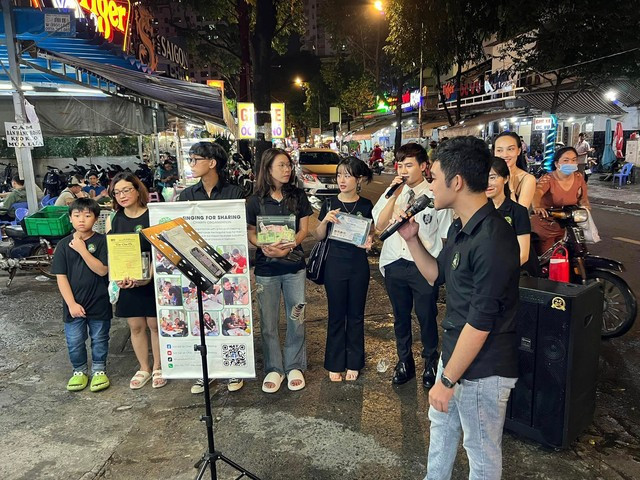 Nhóm “Hát để sẻ chia” biểu diễn Nhóm “Hát để sẻ chia” biểu diễn