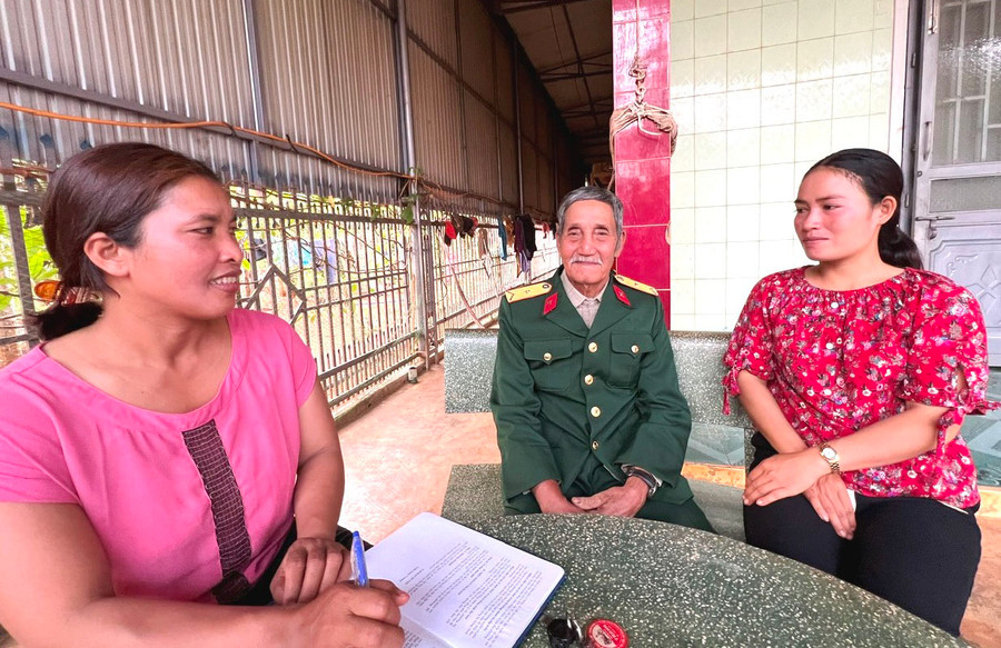 Cựu chiến binh Rơ Lan Vinh (ở giữa) kể về những năm tháng người dân làng Sung tham gia cách mạng. Ảnh: Đ.Y Cựu chiến binh Rơ Lan Vinh (ở giữa) kể về những năm tháng người dân làng Sung tham gia cách mạng. Ảnh: Đ.Y