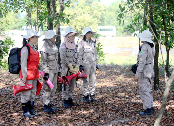 Đội trưởng Nguyễn Thị Hải Vân phổ biến công việc cụ thể trước khi tiến hành hủy nổ. Đội trưởng Nguyễn Thị Hải Vân phổ biến công việc cụ thể trước khi tiến hành hủy nổ.