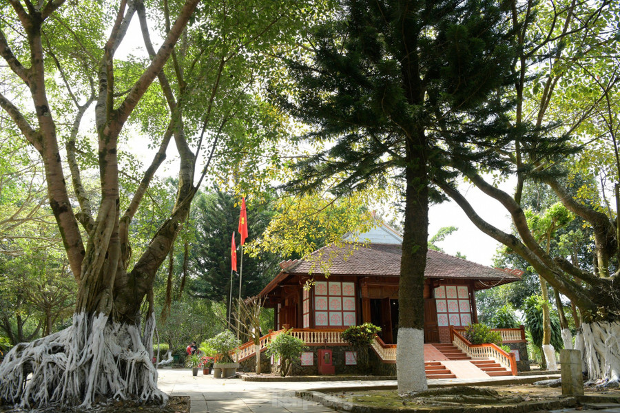 Ban đầu Nhà thờ Bác Hồ Phú Yên được xây dựng bằng các vật liệu sẵn có như mái tranh vách nứa. Trải qua nhiều lần tu sửa, đến năm 2003, Nhà thờ được xây dựng lại tại vị trí cũ, trong khuôn viên rộng hơn 5.000m vuông. Ban đầu Nhà thờ Bác Hồ Phú Yên được xây dựng bằng các vật liệu sẵn có như mái tranh vách nứa. Trải qua nhiều lần tu sửa, đến năm 2003, Nhà thờ được xây dựng lại tại vị trí cũ, trong khuôn viên rộng hơn 5.000m vuông.