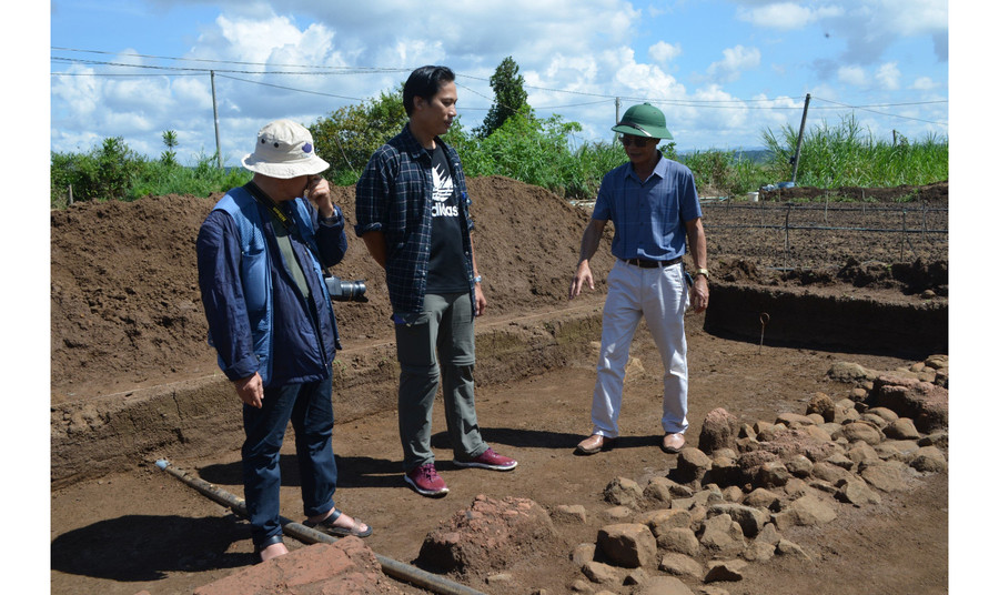 Lãnh đạo Bảo tàng tỉnh Gia Lai trao đổi với các chuyên gia tại hố khai quật di tích An Phú năm 2023. Ảnh: X.T