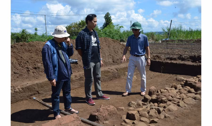Lãnh đạo Bảo tàng tỉnh Gia Lai trao đổi với các chuyên gia tại hố khai quật di tích An Phú năm 2023. Ảnh: X.T