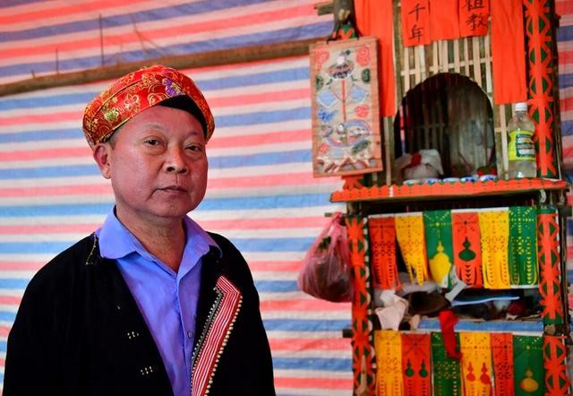 Ông Chảo Y Sai, người đứng ra tổ chức lễ lên 12 đèn ở Phìn Ngan đầu năm 2024 Ông Chảo Y Sai, người đứng ra tổ chức lễ lên 12 đèn ở Phìn Ngan đầu năm 2024