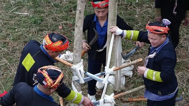 Chuẩn bị lễ đàn để người lên 12 đèn bước chân trần lên 12 con dao, như vượt thắng trầm luân cuộc đời Chuẩn bị lễ đàn để người lên 12 đèn bước chân trần lên 12 con dao, như vượt thắng trầm luân cuộc đời