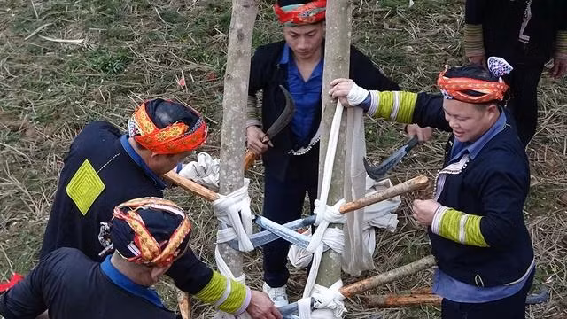 Chuẩn bị lễ đàn để người lên 12 đèn bước chân trần lên 12 con dao, như vượt thắng trầm luân cuộc đời