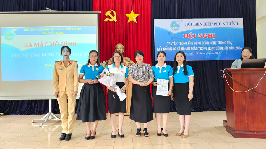 Ra mắt Ban Chủ nghiệm mô hình "Phụ nữ ứng dụng công nghệ số" TP. Pleiku. Ảnh: Bá Bính Ra mắt Ban Chủ nghiệm mô hình "Phụ nữ ứng dụng công nghệ số" TP. Pleiku. Ảnh: Bá Bính