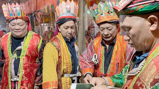 Bốn thầy cúng chính trong lễ Tẩu Sai (cúng 12 đèn) ở Phìn Ngan, Bát Xát, Lào Cai