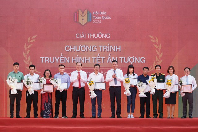 Phó Bí thư Thường trực Thành ủy TP HCM Nguyễn Hồ Hải (thứ 5 từ trái sang) trao giải Chương trình Truyền hình Tết ấn tượng cho các đơn vị báo chí Phó Bí thư Thường trực Thành ủy TP HCM Nguyễn Hồ Hải (thứ 5 từ trái sang) trao giải Chương trình Truyền hình Tết ấn tượng cho các đơn vị báo chí