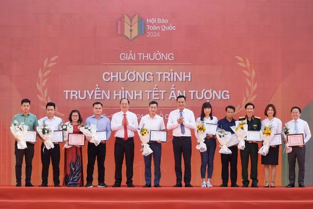 Phó Bí thư Thường trực Thành ủy TP HCM Nguyễn Hồ Hải (thứ 5 từ trái sang) trao giải Chương trình Truyền hình Tết ấn tượng cho các đơn vị báo chí