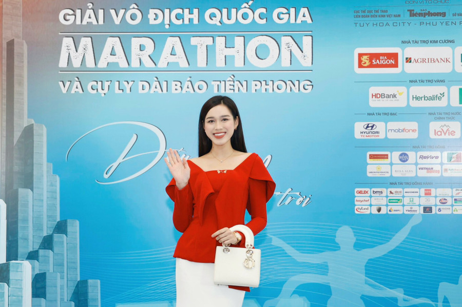 Hoa hậu Đỗ Thị Hà diện trang phục thanh lịch khi tới dự họp báo. Hoa hậu Đỗ Thị Hà diện trang phục thanh lịch khi tới dự họp báo.