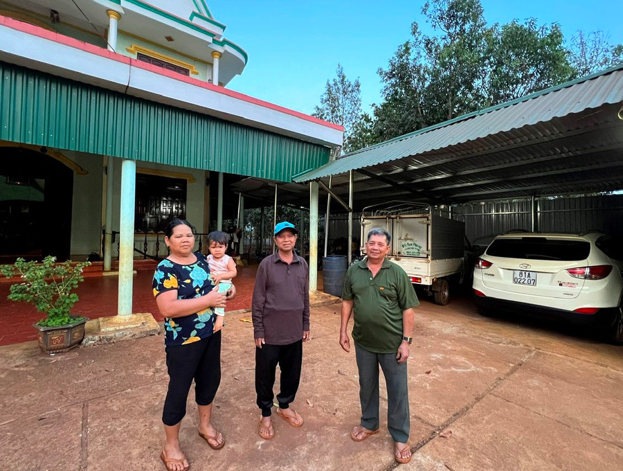 Ông Rơ Mah Brao (đứng giữa; làng Poong, xã Ia Dơk) trò chuyện cùng Bí thư chi bộ làng (bìa phải) về xây dựng nếp sống mới. Ảnh: Đ.Y Ông Rơ Mah Brao (đứng giữa; làng Poong, xã Ia Dơk) trò chuyện cùng Bí thư chi bộ làng (bìa phải) về xây dựng nếp sống mới. Ảnh: Đ.Y