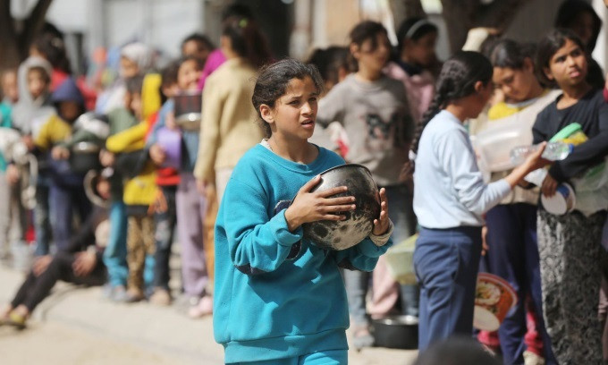 Người dân xếp hàng nhận viện trợ ở Dải Gaza. Ảnh: UNRWA Người dân xếp hàng nhận viện trợ ở Dải Gaza. Ảnh: UNRWA