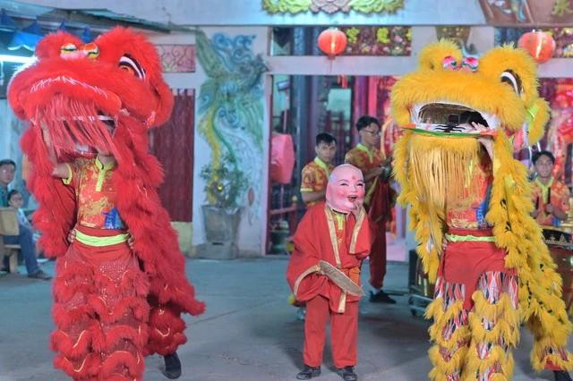 Hai người đẹp vỡ òa khi hoàn thành được thử thách múa lân ở vị trí cầm đầu Hai người đẹp vỡ òa khi hoàn thành được thử thách múa lân ở vị trí cầm đầu
