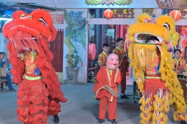 Hai người đẹp vỡ òa khi hoàn thành được thử thách múa lân ở vị trí cầm đầu