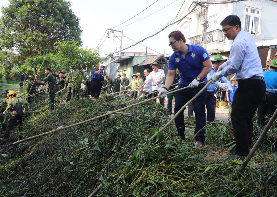 Ông Nguyễn Mạnh Cường, Trưởng ban Dân vận Thành ủy TP.HCM tham gia công việc khơi thông dòng kênh cùng tình nguyện viên