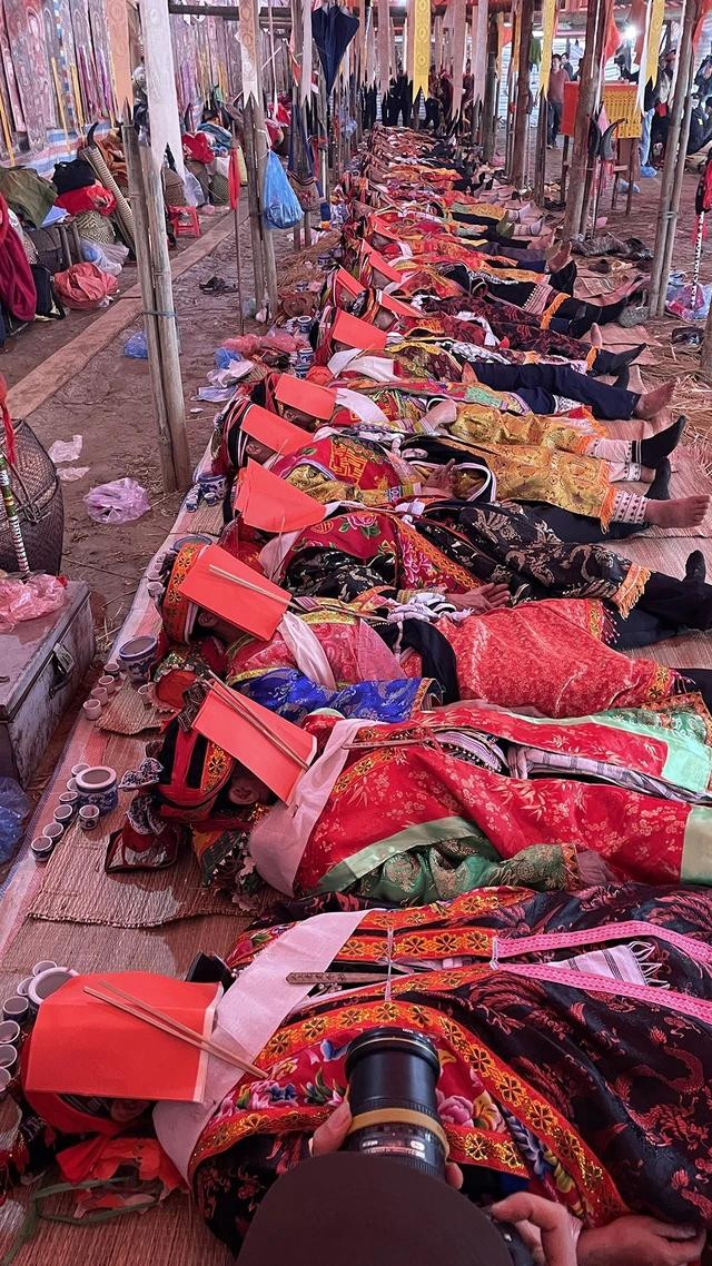 Giấc ngủ đồng thiếp của người lên 12 đèn; khi tỉnh dậy, họ được “tái sinh” thành người mới Giấc ngủ đồng thiếp của người lên 12 đèn; khi tỉnh dậy, họ được “tái sinh” thành người mới