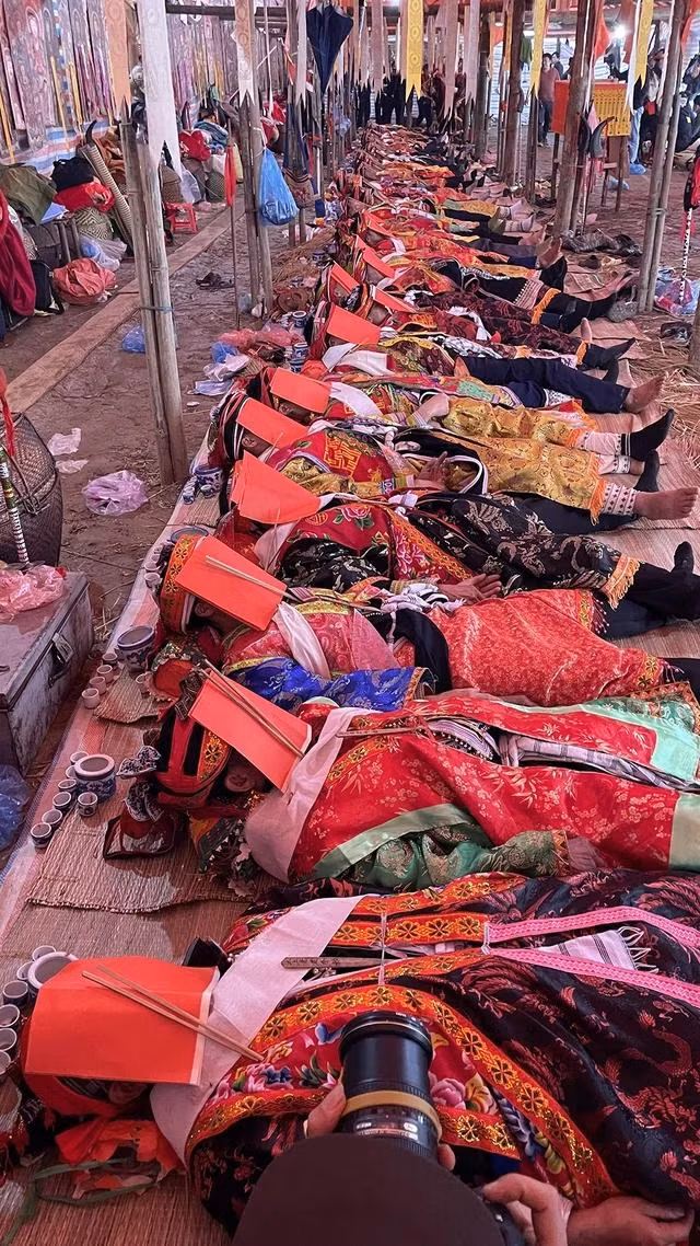 Giấc ngủ đồng thiếp của người lên 12 đèn; khi tỉnh dậy, họ được “tái sinh” thành người mới