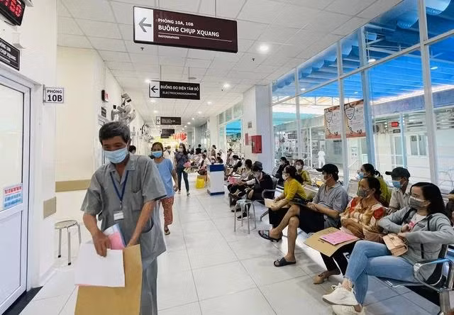 Người dân đi khám chữa bệnh tại Viện Tim TP.HCM Người dân đi khám chữa bệnh tại Viện Tim TP.HCM