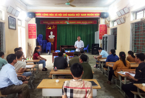 Anh Lý Văn Súa triển khai mô hình nuôi gà lai chọi, gà xương đen bản địa cho bà con trong thôn.