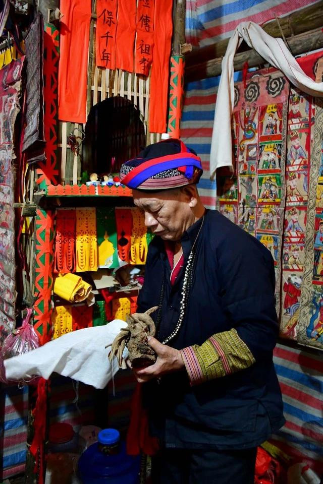 Củ sắn dây rừng có 12 dây được chọn về dâng tổ tiên trong lễ Tẩu Sai