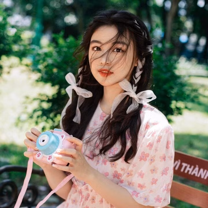 MC Quyền Linh từng chia sẻ, anh sẽ ủng hộ con gái theo đuổi ước mơ trở thành nhà thiết kế thời trang hoặc họa sĩ thay vì để con trở thành người của showbiz.