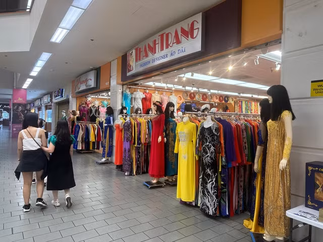 Gian hàng thời trang ở Khu Thương xá Phước Lộc Thọ
