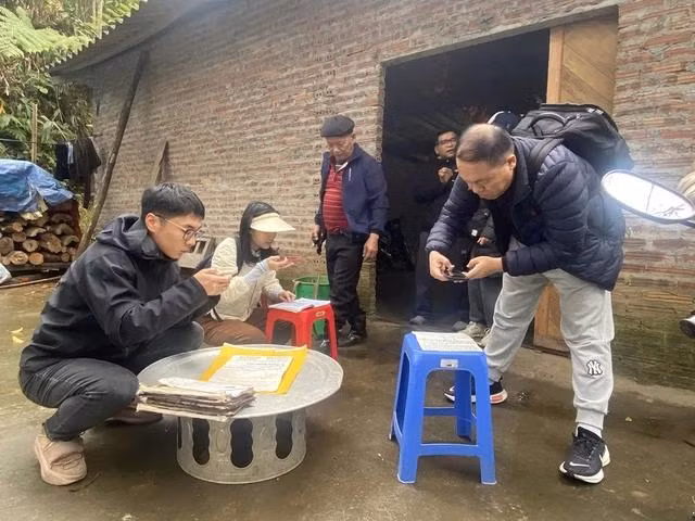 Các nhà nghiên cứu Dao đến từ Trung Quốc say sưa trước tư liệu quý của người Dao ở Lào Cai