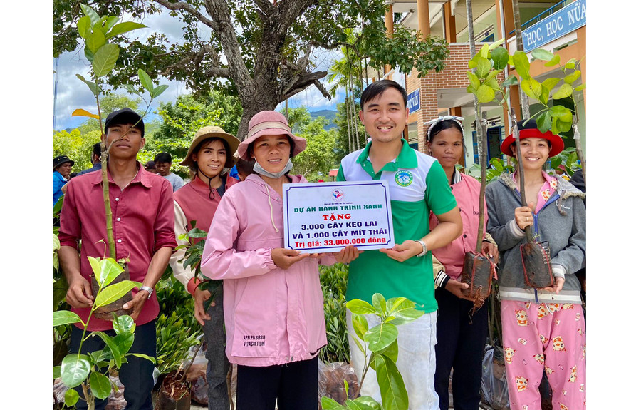 Từ việc đăng tải những hoạt động ý nghĩa trên trang Facebook, Dự án Hành trình xanh do anh Lê Tuấn Thành (thứ 3 từ phải sang) nhận được sự ủng hộ của nhiều người. Ảnh: P.L