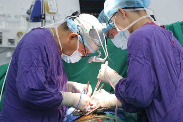 Chi phí cho mỗi ca ghép tim khoảng 1 tỷ đồng, nếu không có sự hỗ trợ của cộng đồng, nhà hảo tâm, nhiều người sẽ không được cứu sống. Chi phí cho mỗi ca ghép tim khoảng 1 tỷ đồng, nếu không có sự hỗ trợ của cộng đồng, nhà hảo tâm, nhiều người sẽ không được cứu sống.