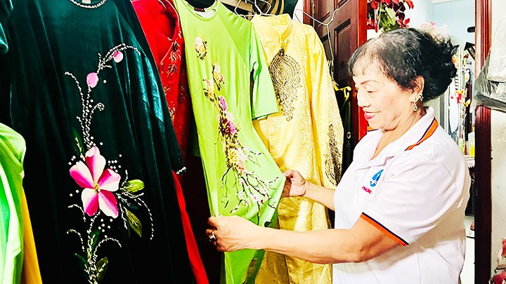 Bà Sầm Kim Tương dành cả căn phòng ngủ của mình để chứa áo dài tặng phụ nữ khó khăn.
