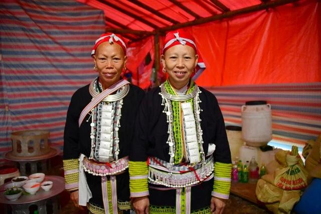 Thế hệ người Dao U.60 nhổ tóc mai với Vàng Văn Mẩy (trái) và Chẻo Tả Mẩy ở Van Hồ, Phìn Ngan