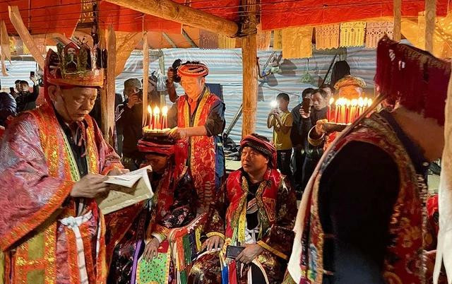 Thầy cúng Chảo Tờ Quẩy (bìa trái) trong lễ thăng đèn cho 43 cặp vợ chồng ở xã Phìn Ngan