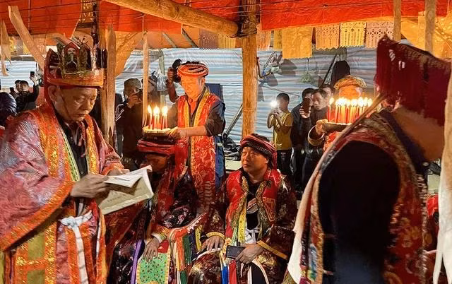 Thầy cúng Chảo Tờ Quẩy (bìa trái) trong lễ thăng đèn cho 43 cặp vợ chồng ở xã Phìn Ngan