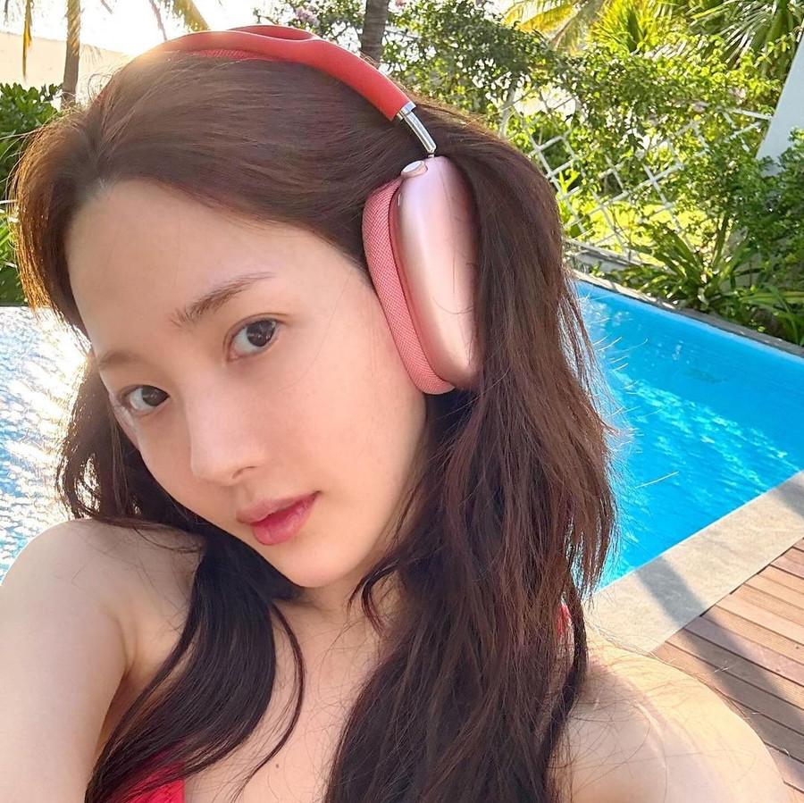 Ảnh selfie dưới hồ bơi được Park Min Young chia sẻ trên trang cá nhân có hơn 12 triệu người theo dõi. Ảnh selfie dưới hồ bơi được Park Min Young chia sẻ trên trang cá nhân có hơn 12 triệu người theo dõi.