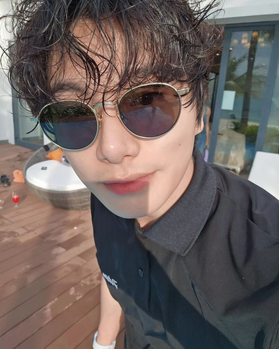 Sáng 14/3, Lee Yi Kyung vai “người chồng rác rưởi tồi tệ” Park Min Hwan chia sẻ những bức ảnh chụp nhóm của dàn diễn viên bao gồm Park Min Young, Na In Woo và Choi Gyu Ri trong kỳ nghỉ ở Việt Nam. Nhiều fan Việt vào trang cá nhân của các diễn viên bình luận, để lại lời chúc. Sáng 14/3, Lee Yi Kyung vai “người chồng rác rưởi tồi tệ” Park Min Hwan chia sẻ những bức ảnh chụp nhóm của dàn diễn viên bao gồm Park Min Young, Na In Woo và Choi Gyu Ri trong kỳ nghỉ ở Việt Nam. Nhiều fan Việt vào trang cá nhân của các diễn viên bình luận, để lại lời chúc.