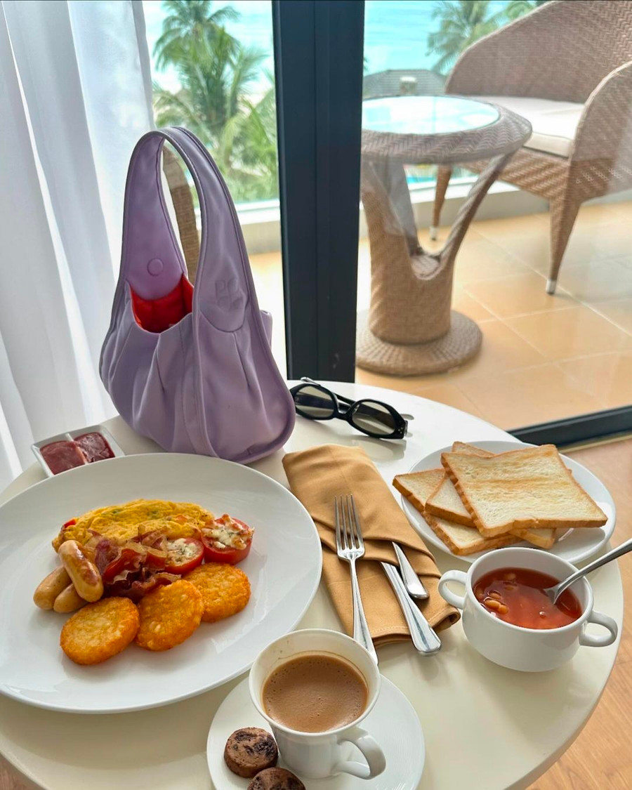 Nhiều đơn vị sản xuất phim tại Hàn Quốc chọn Việt Nam là địa điểm thích hợp cho hoạt động du lịch, nghỉ dưỡng. Năm 2023, đội ngũ sản xuất của bộ phim Dr Cha đến Việt Nam du lịch sau khi rating phim tăng đột phá. Tài tử Lee Byung Hun từng tài trợ toàn bộ chi phí đến Đà Nẵng cho 62 người của công ty BH Entertainment gồm 20 diễn viên cùng các giám đốc và nhân viên, ước tính lên tới 100 triệu won (khoảng 74.800 USD). Nhiều đơn vị sản xuất phim tại Hàn Quốc chọn Việt Nam là địa điểm thích hợp cho hoạt động du lịch, nghỉ dưỡng. Năm 2023, đội ngũ sản xuất của bộ phim Dr Cha đến Việt Nam du lịch sau khi rating phim tăng đột phá. Tài tử Lee Byung Hun từng tài trợ toàn bộ chi phí đến Đà Nẵng cho 62 người của công ty BH Entertainment gồm 20 diễn viên cùng các giám đốc và nhân viên, ước tính lên tới 100 triệu won (khoảng 74.800 USD).