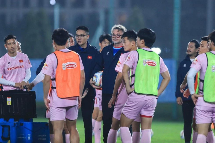 HLV Troussier và học trò trong buổi tập ngày 17.3