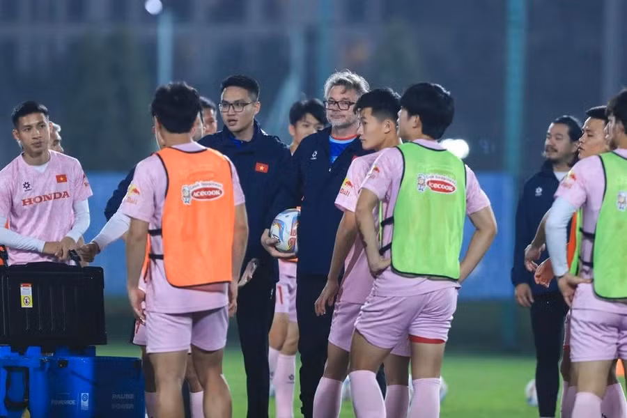 HLV Troussier và học trò trong buổi tập ngày 17.3